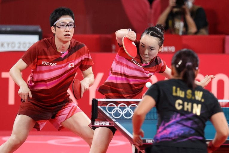 混合ダブルス決勝での水谷隼・伊藤美誠ペア　©JIJI PRESS