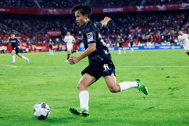 久保建英「脱臼ケガ明け緊急出場」を撮った…W杯へ頼もしい攻撃力と“激論”、気になるのは“ほぼ90分プレー時の疲労感”(57)