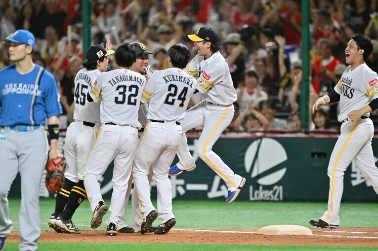 ［第1戦］山川、「三塁ゴロかと思った」サヨナラ打連続写真！　©Hideki Sugiyama