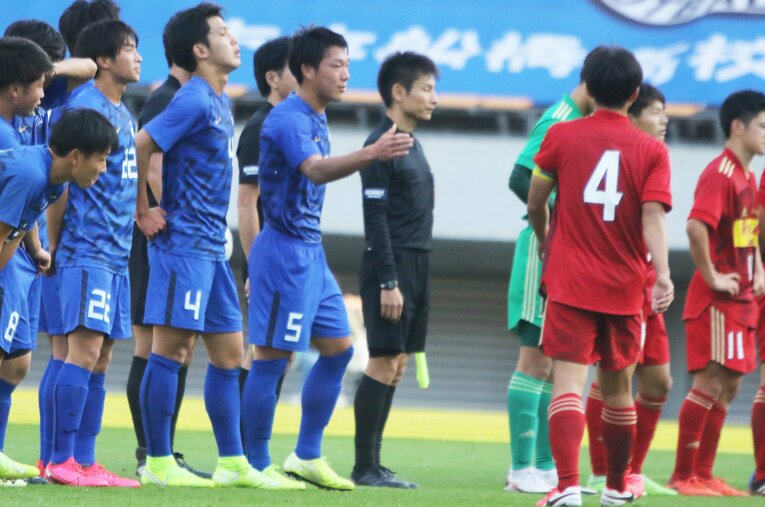 試合終了後、敗れた流経大柏・藤井に声をかける市立船橋の石田　©Takahito Ando