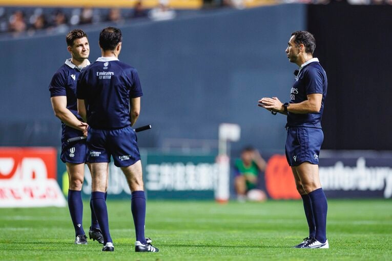 リーチマイケルのタックルについて協議するレフリーたち　©︎Kiichi Matsumoto