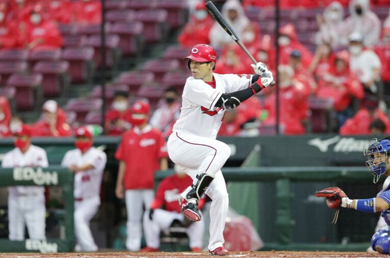 秋山は昨シーズン途中に移籍し、44試合出場で打率は.265。今季はキャンプ前から目の色を変えてシーズンに臨む ／ photograph by JIJI PRESS