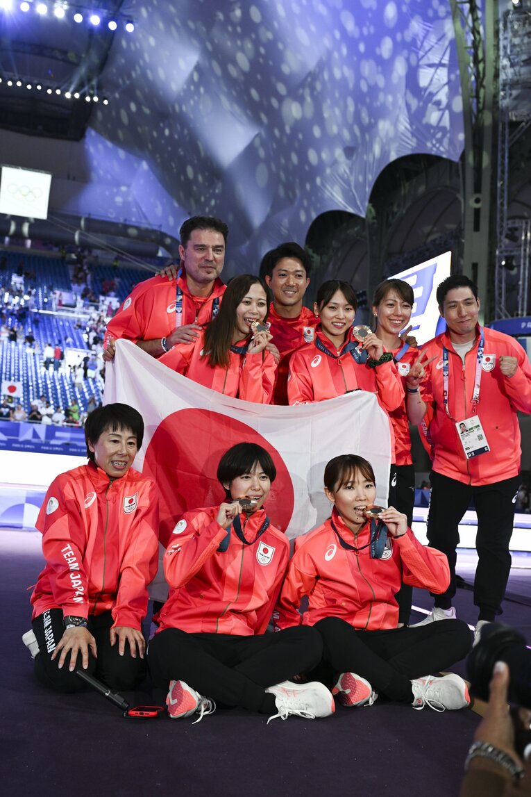 メダル獲得を喜ぶ女子フルーレ団体の面々。後列右から2人目が郷倉マリーン通訳　©Asami Enomoto/JMPA