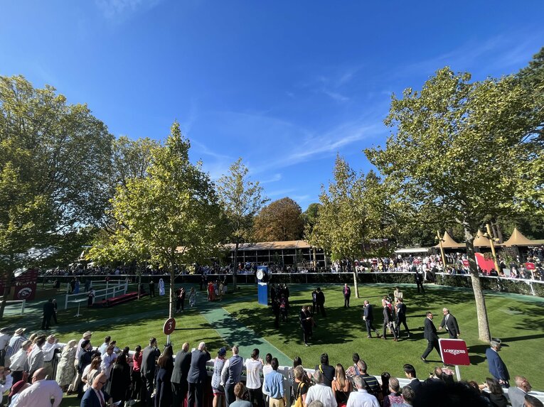 ロンシャン競馬場のパドック ©Shintaro Okawa