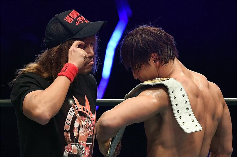 SANADAとの防衛戦を制した飯伏幸太（右）の前に現れた内藤哲也 ／ photograph by Masashi Hara