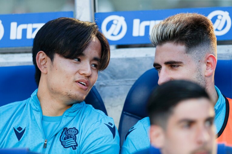 「クボはノルマル（普通）よ」辛口おばあちゃんにバルで遭遇も…カメラマンが撮った久保建英21歳の“軽快ドリブル＋母・祖母のような愛”(6)