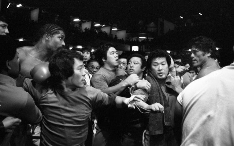 ゴング直前、睨み合う猪木とウィリー。会場は殺伐とした雰囲気となった　©Sankei Shinbun