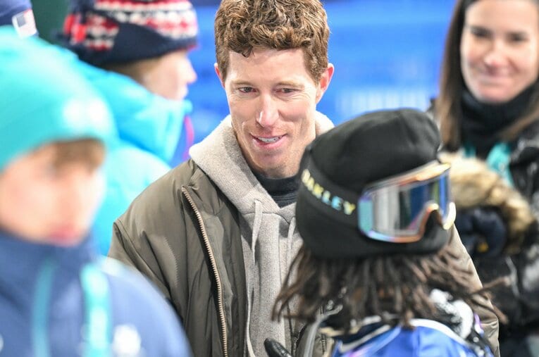 ハーフパイプ決勝を終え、平野歩夢と会話するレジェンド、ショーン・ホワイト ／ photograph by Nanae Suzuki／JMPA