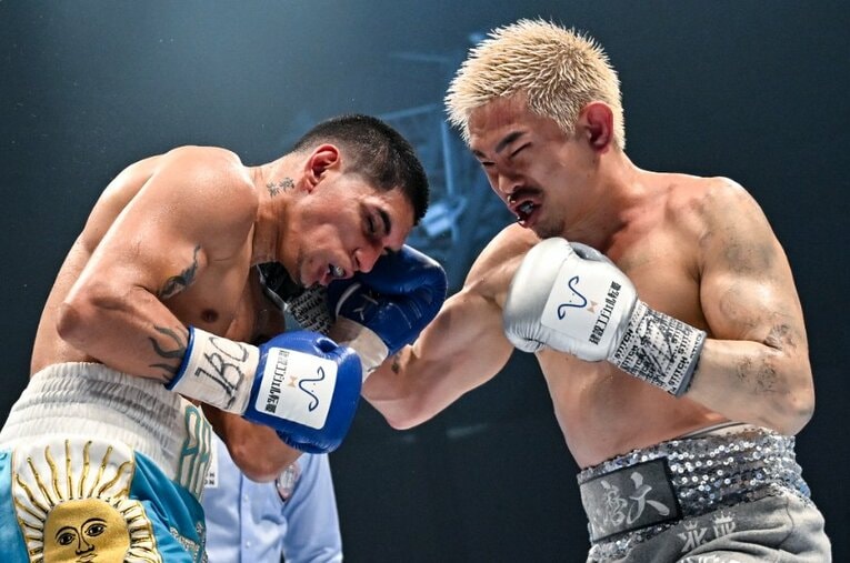 WBA王者フェルナンド・マルティネスとの雪辱戦に挑んだ井岡一翔。10回にダウンを奪うも、判定負けを喫した ／ photograph by Hiroaki Finito Yamaguchi