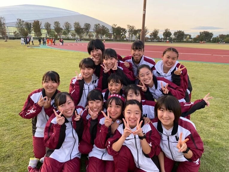 早大本庄高の陸上部時代の小林（中央）。ケガの影響もあり、不完全燃焼に終わったという／本人提供