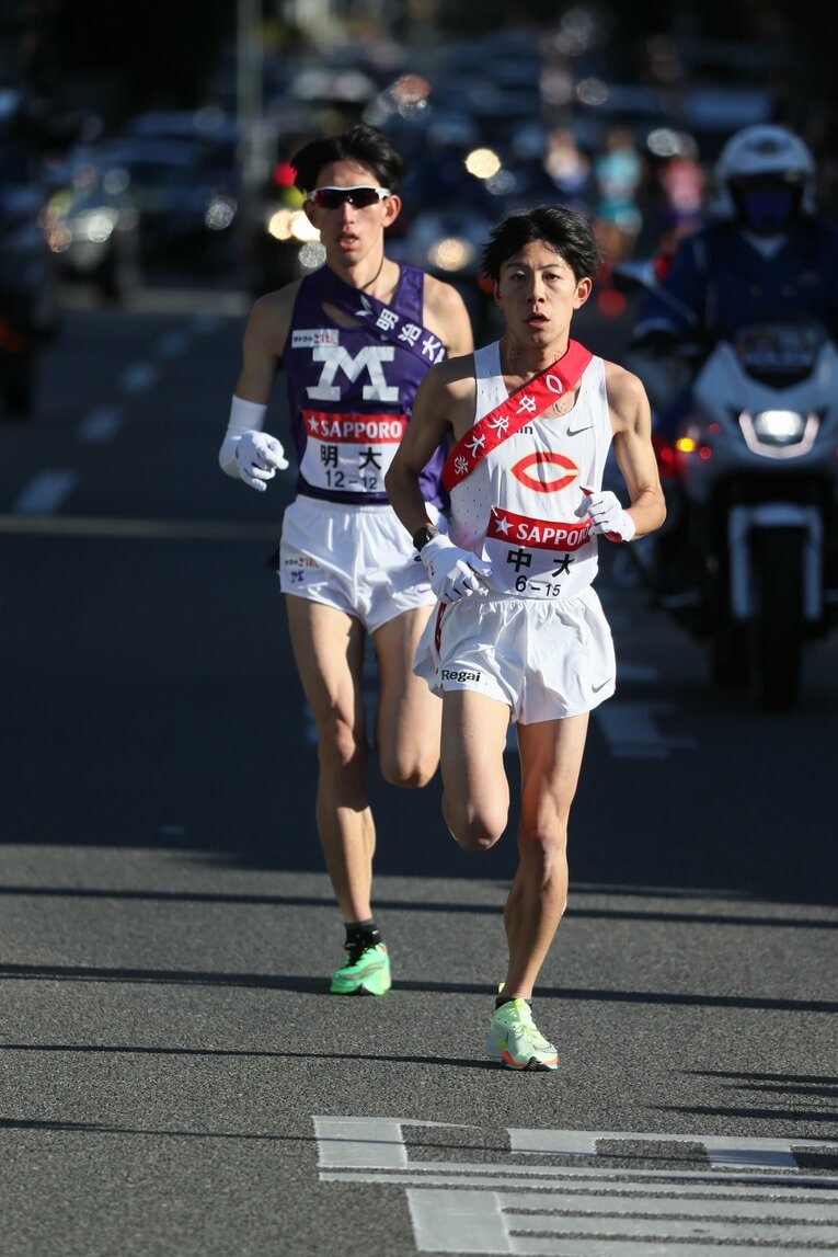 【2区史上最高の対決／2023年】序盤、明大も抜き、トップに立つ吉居大和　©JMPA