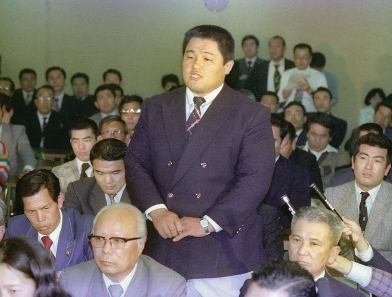 モスクワ五輪ボイコットの動きが強まる中で開かれた緊急強化コーチ選手会議（1980年4月21日）。参加を訴えた山下泰裕　©KYODO