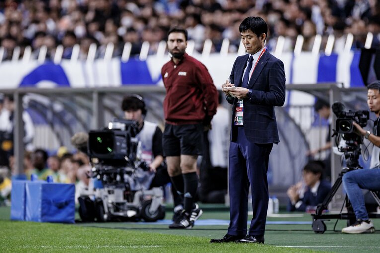 メモする森保一監督　©Kiichi Matsumoto