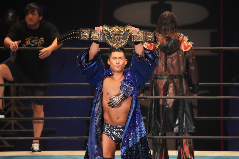 6月4日、大阪城ホール。IWGPのベルトを誇らしげに掲げるSANADA