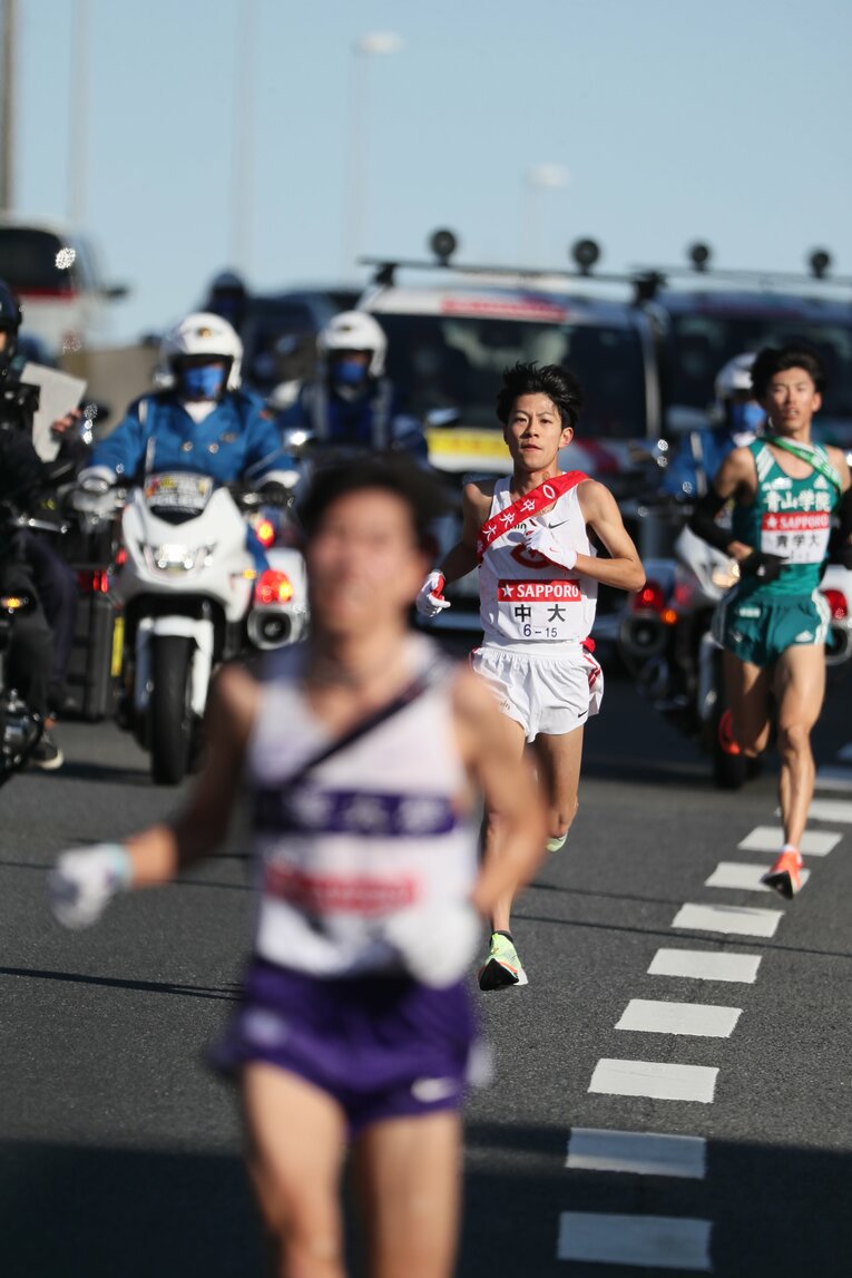 【2区史上最高の対決／2023年】田澤に抜かれた吉居は後ろから来た近藤にハンドサインでついてくるよう促され、近藤と並走。最後にスパートをかける　©JMPA