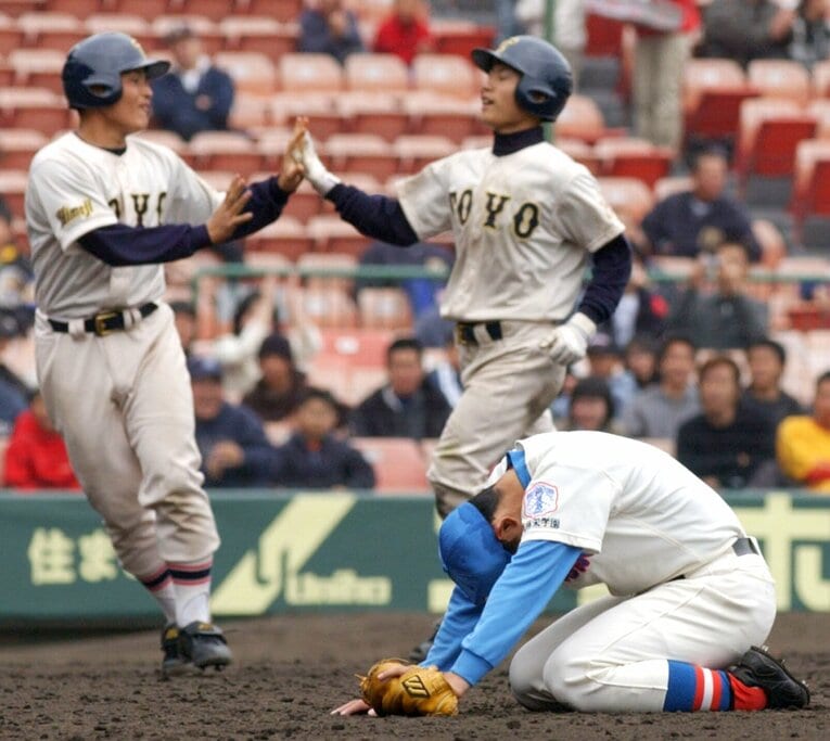 サヨナラ暴投で泣き崩れる花咲徳栄・福本　©JIJI PRESS