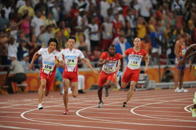 08年北京五輪の男子4×100mリレー。3走の髙平慎士からアンカーの朝原宣治にバトンパス。 ／ photograph by JMPA