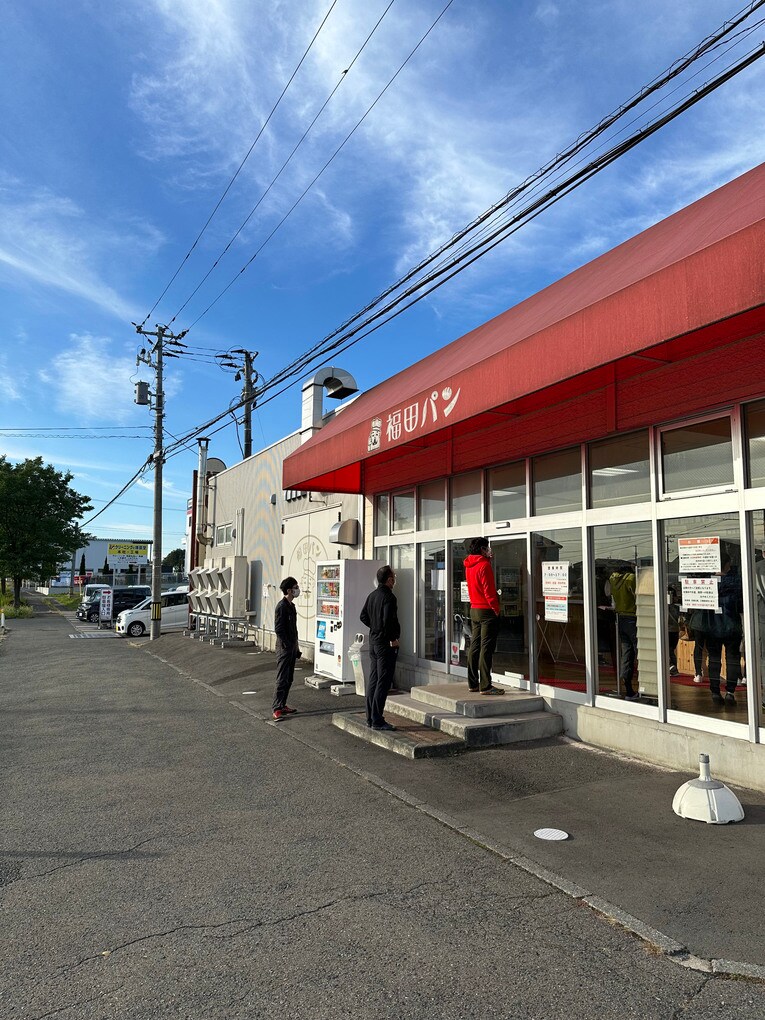 【グルメ編／福田パン矢巾店】大谷さんが佐々木朗希に言った「福田パン、知ってる？」のお店。パンだけを売っている店なので、列はサクサク進む