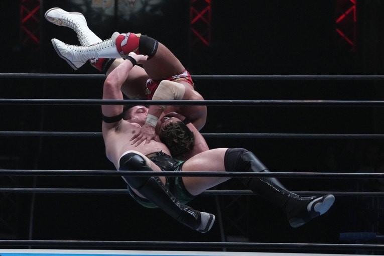 上村優也を豪快に投げるカラム・ニューマン　©Essei Hara