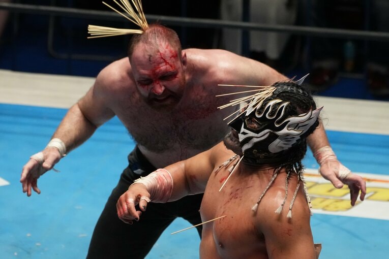 両者の頭頂部に突き刺さった竹串