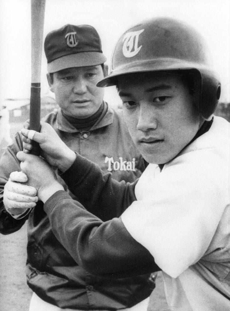 息子・辰徳を指導する原貢監督　1975年撮影(C)KYODO