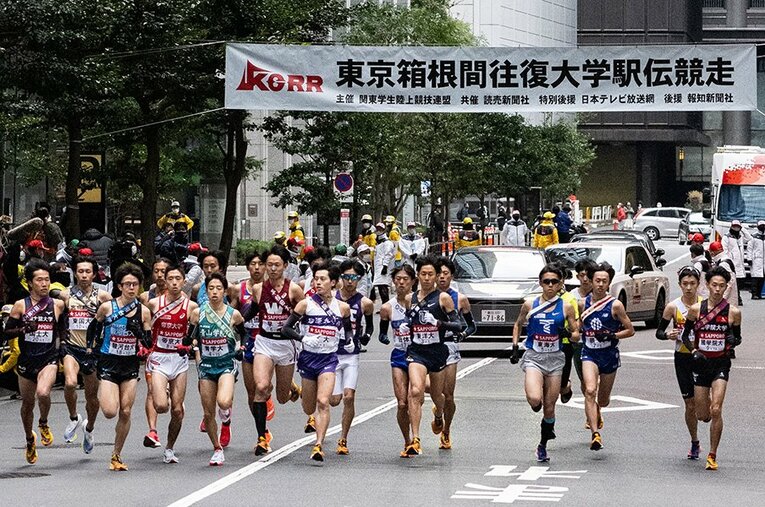 第98回箱根駅伝、1区スタートを切ったランナーたち ／ photograph by Nanae Suzuki
