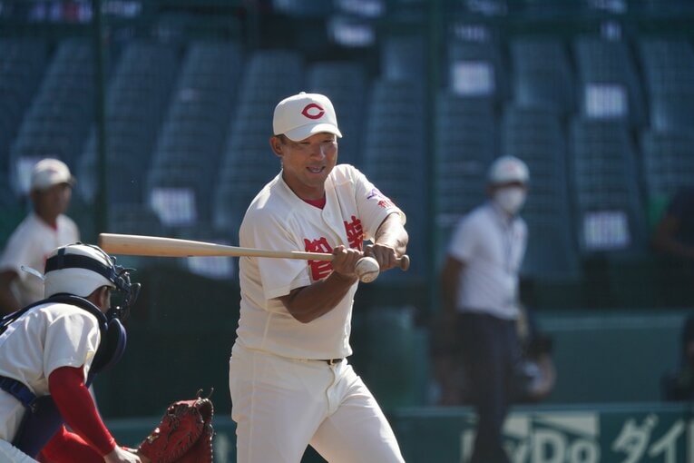 ノック中には楽しそうな表情を見せていた中谷監督　©Hideki Sugiyama