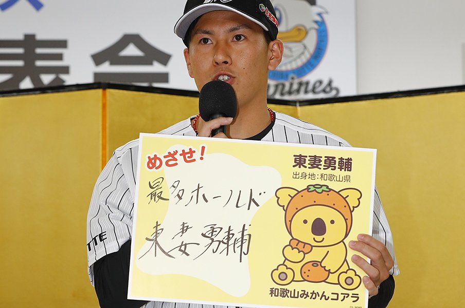 小柄でも最速155kmの東妻勇輔。ロッテのドラ2は幕張の防波堤。<Number Web> photograph by Kyodo News