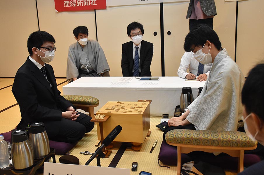藤井聡太“10代で9期連続栄冠”は大記録 「人生を変えてくれた一人が藤井さん」盟友・永瀬拓矢相手の棋聖防衛…流れを変えた妙手とは<Number Web> photograph by 日本将棋連盟