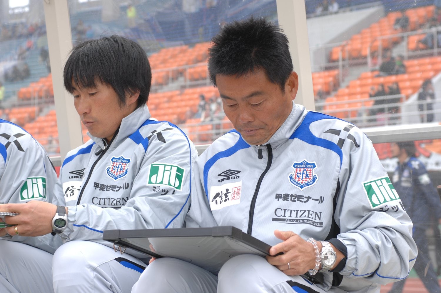 JFLで実績を残した安間（左）をコーチに招聘した大木監督　©︎J.LEAGUE