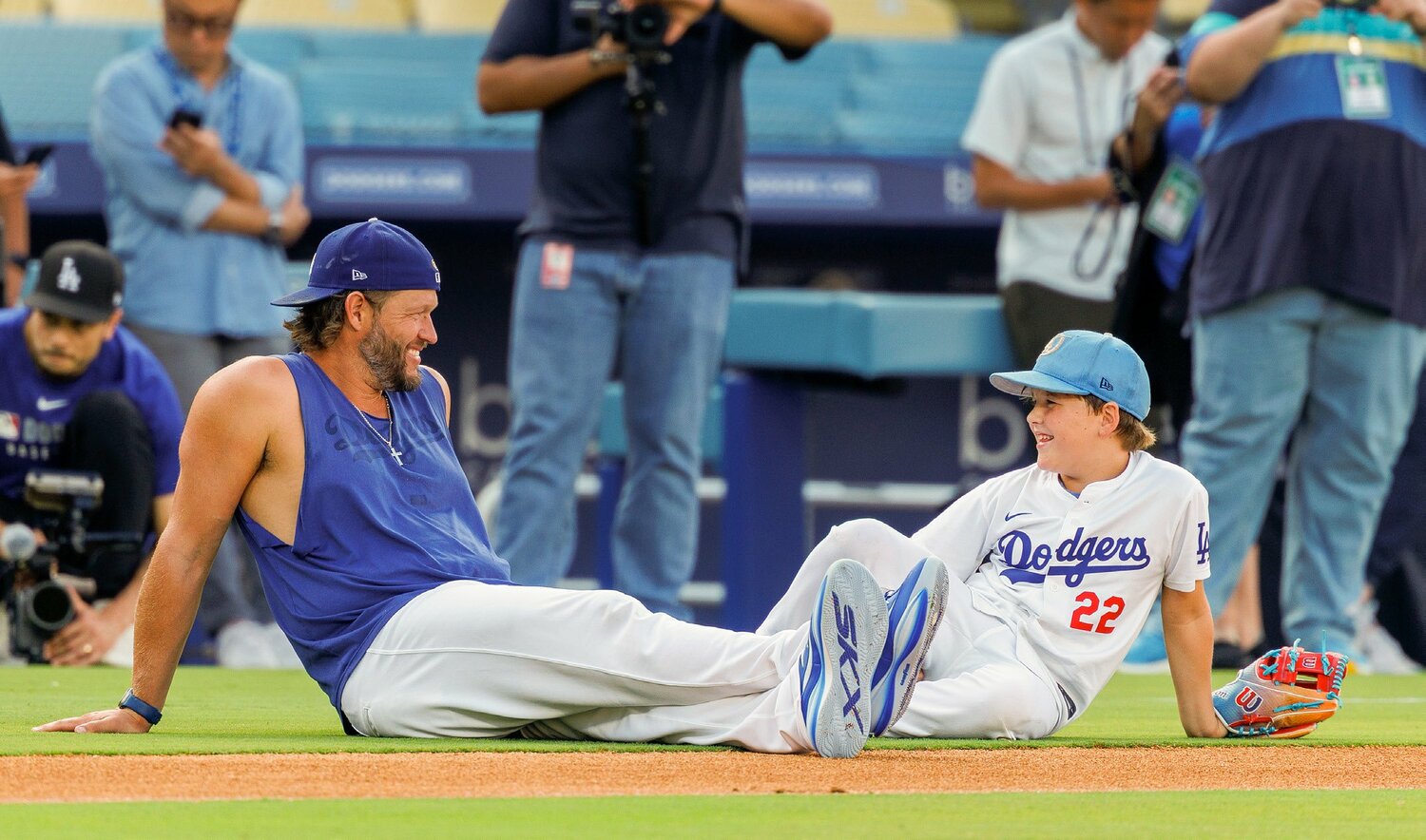ドジャースタジアムで試合前に息子のチャーリーとくつろぐ。この穏やかなひとときは、引退発表したあとのもの　©GINA FERAZZI,Los Angeles Times