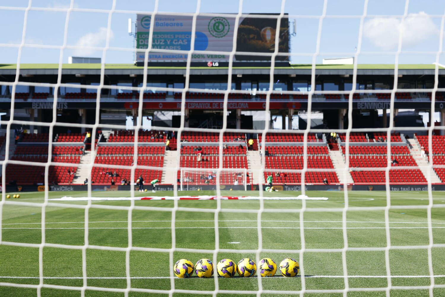 スタジアム改修が終わり、サッカー専用として生まれ変わったスタジアムには多くのファンが詰めかけていた