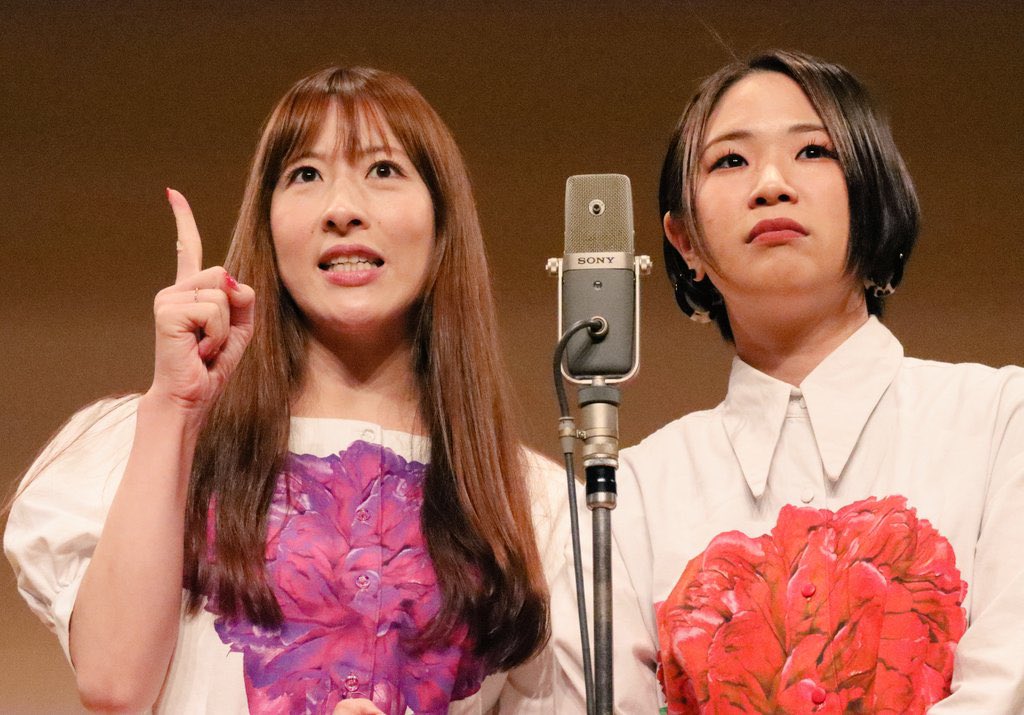 漫才のネタ中のショウガールズ・野中（右）と山咲まりな　©本人提供
