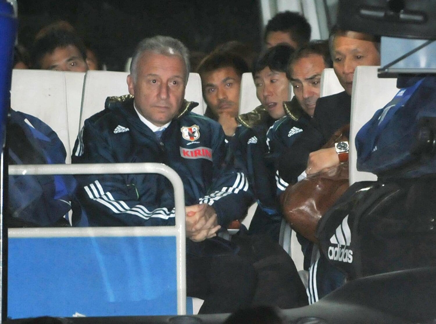 入国手続きを終え、バスの中で疲れた表情を見せるサッカー日本代表のアルベルト・ザッケローニ監督　©代表撮影／JIJI PRESS