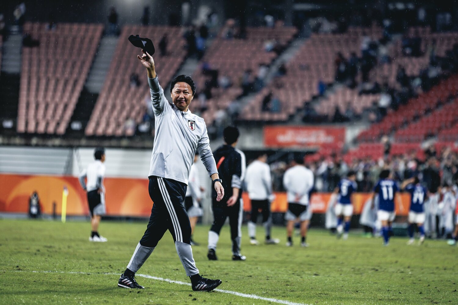 試合後に北朝鮮のベンチに歩み寄りあいさつと握手を交わしたという大岩剛監督　©️Kiichi Matsumoto
