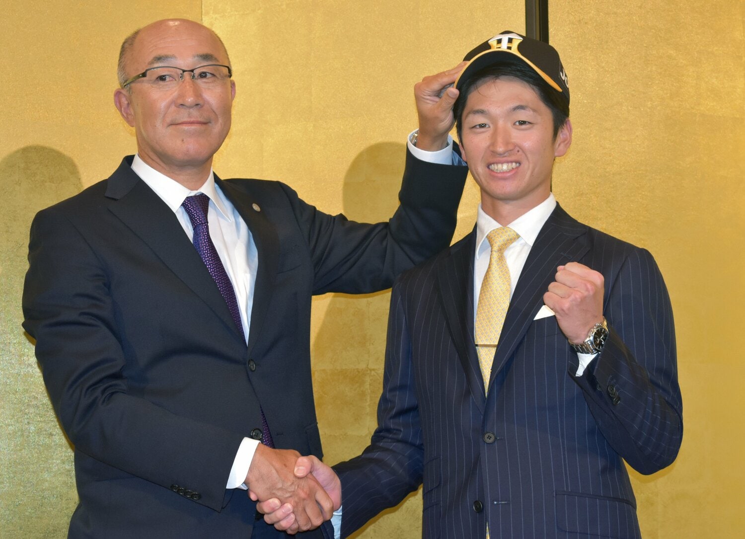 社員としても優秀だったという近本は2016年にドラフト1位で阪神へ。左は阪神の畑山俊二チーフスカウト　©︎JIJI PRESS