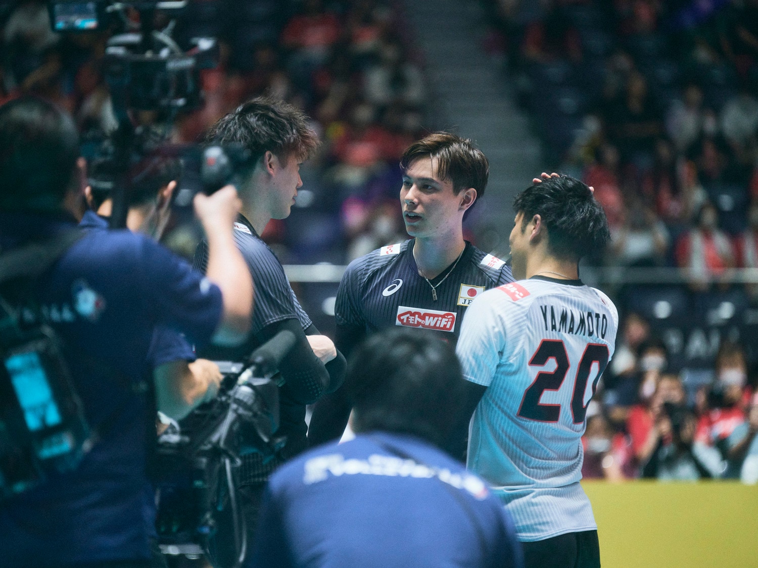 試合後、リベロ山本を交えて言葉をかわす石川と高橋。年齢や立場を超えて意見を共有し合える空気が今の日本代表にはある　©︎Yuki Suenaga