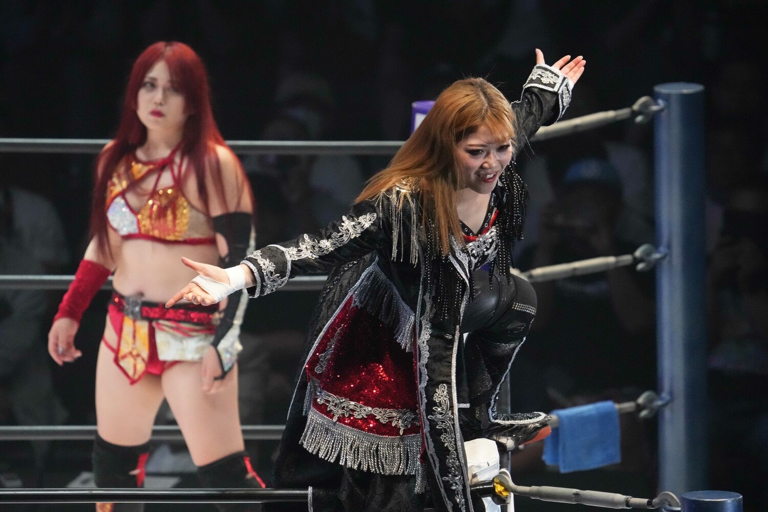 ポーズを決めるすず。背後には決勝の相手・舞華（写真をクリックすると「この記事の写真」に飛びます。流血等の写真を含みますので、ご注意ください）　©Essei Hara