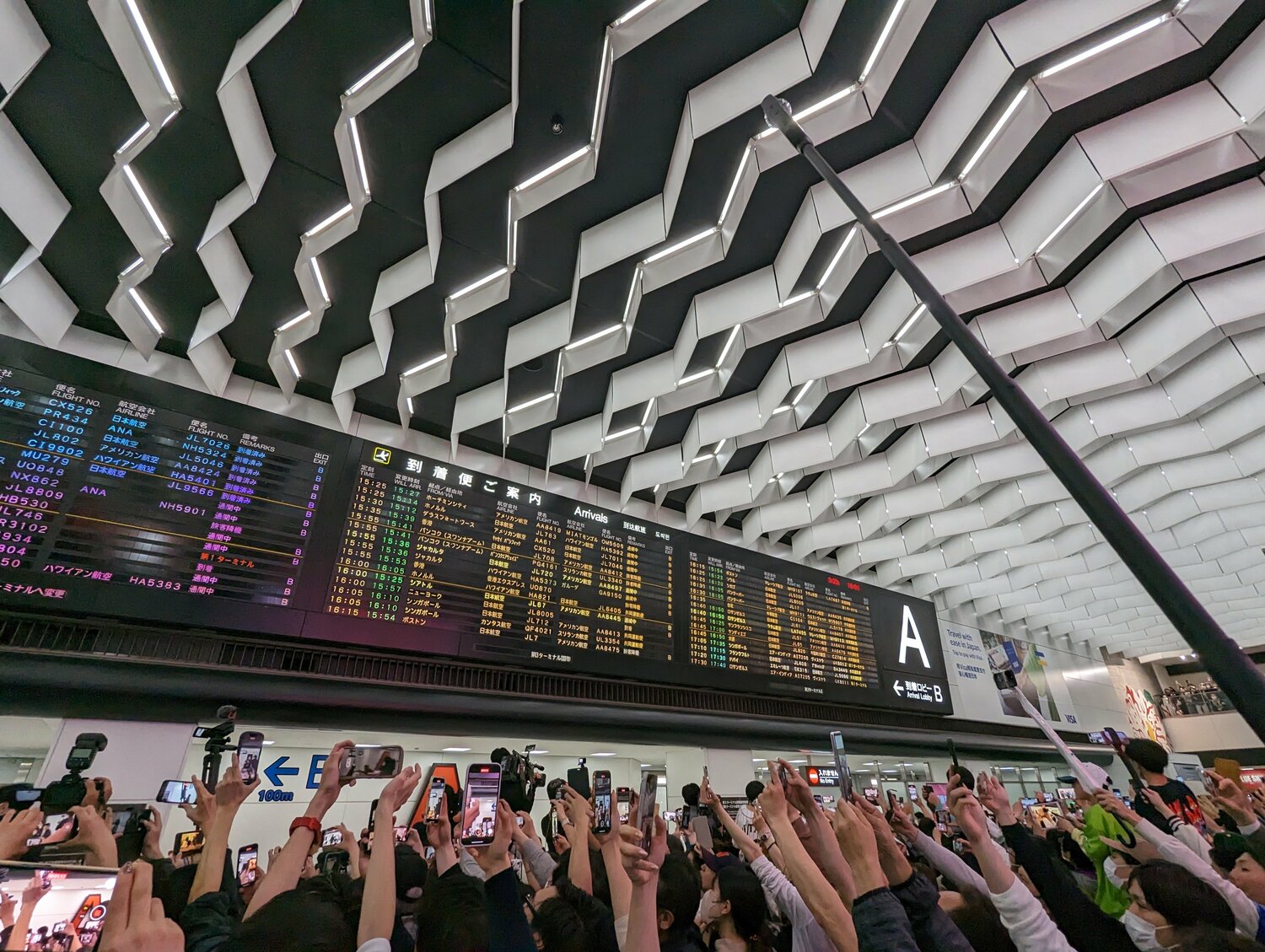 思い思いの方法で撮影を試みるファンたち　©Number Web