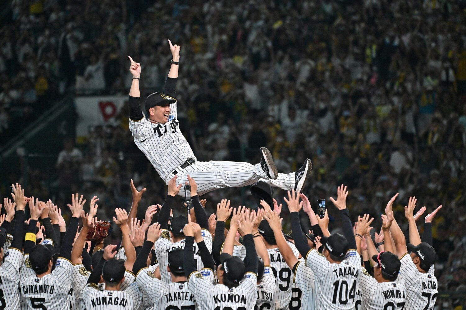 9月7日、史上最速優勝を決めて胴上げされる藤川球児　©Hideki Sugiyama