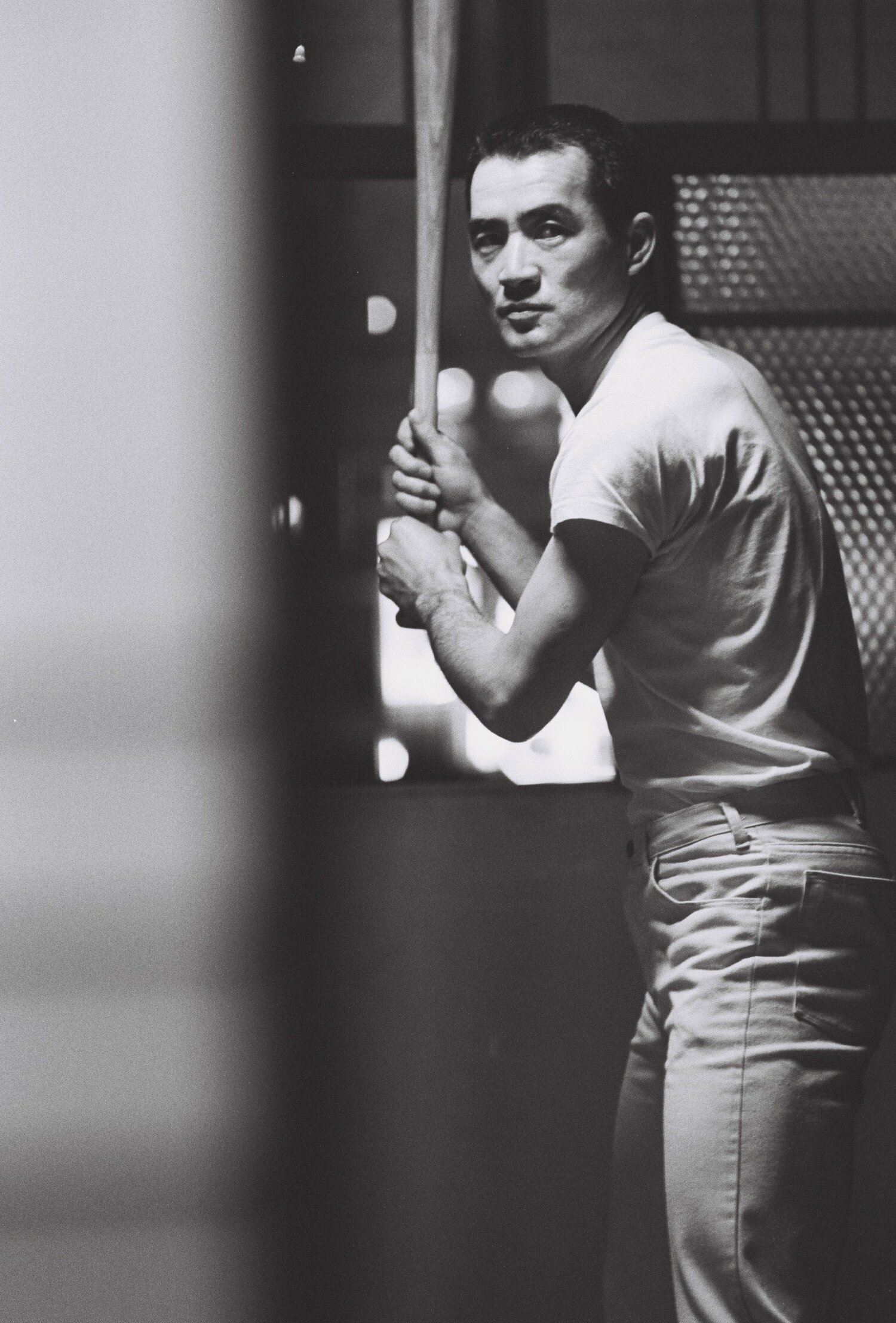 遠征先、旅館の和室でスイングの練習をする（1970年、当時34歳）　©BUNGEISHUNJU