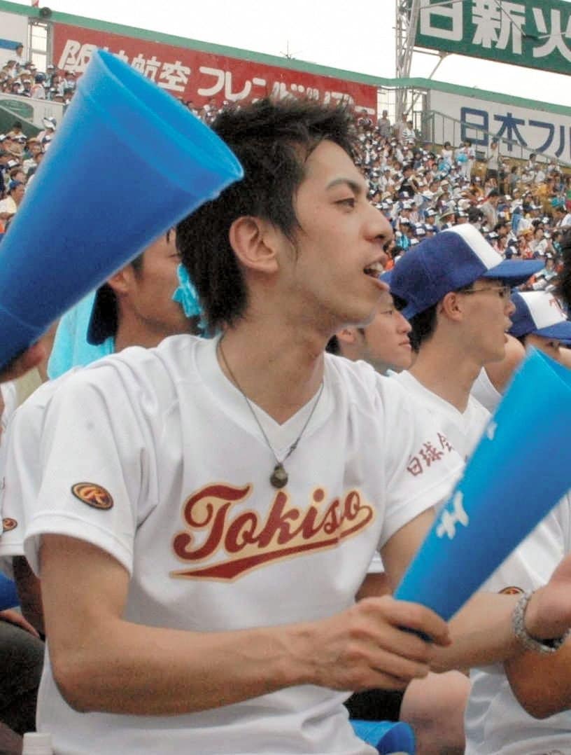 引退後の2005年夏の甲子園で母校の応援に駆けつけ、OBとして取材を受ける奥村さん　©︎Asahi Shimbun