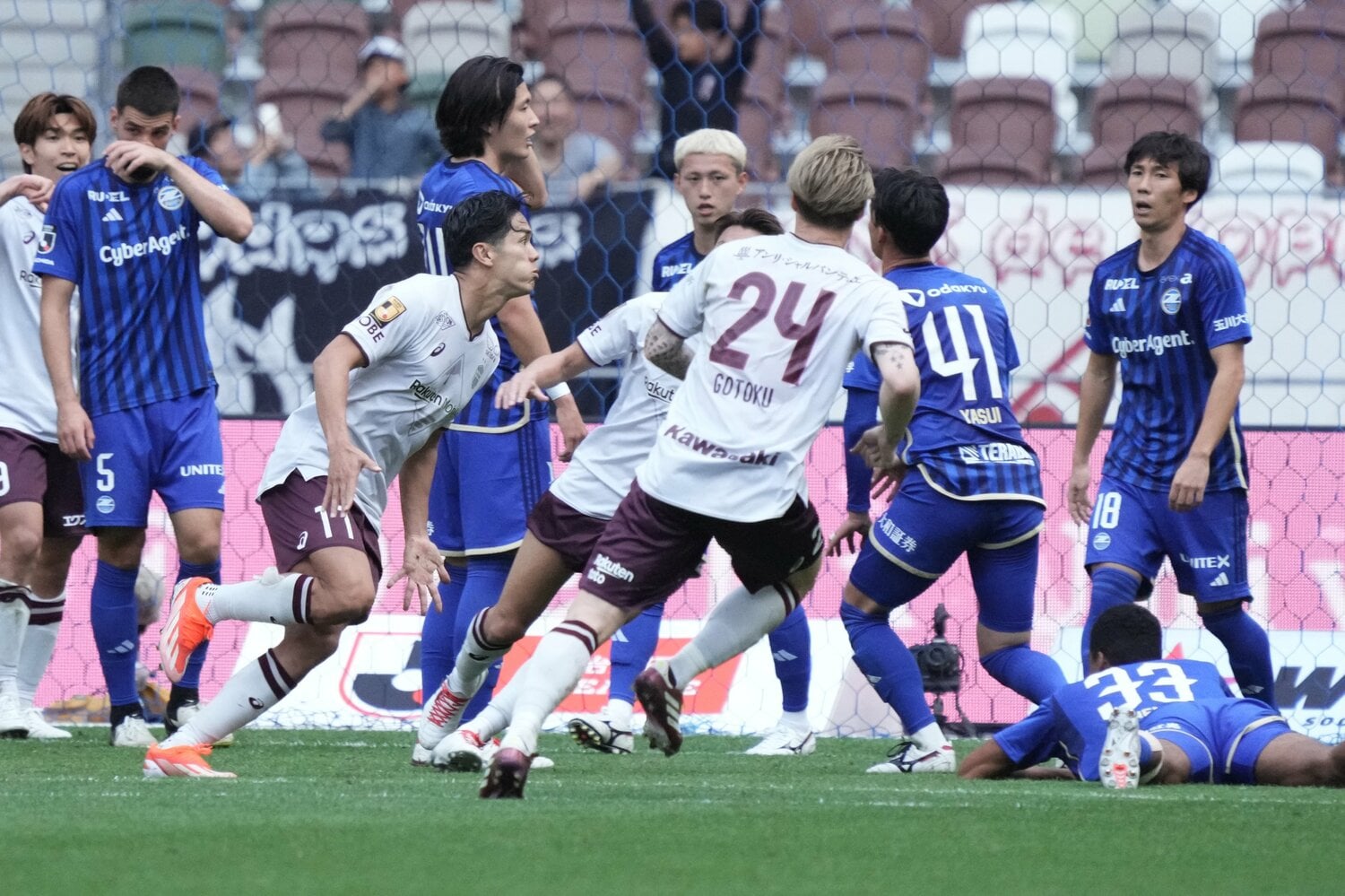 町田から追加点を奪い、喜びを爆発させるヴィッセル神戸・武藤嘉紀（2024年4月13日、J1第8節）©︎Hiroki Watanabe/Getty Images