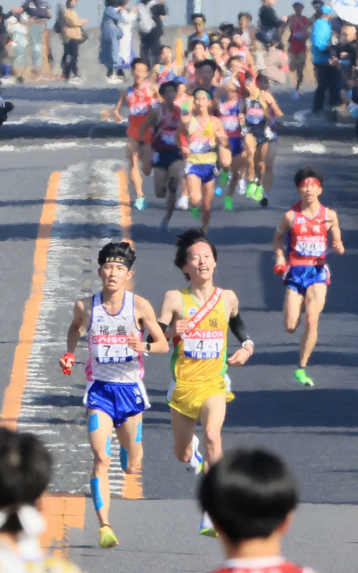 中継所前では増子（左）が一度は前に出たのだが…　©JIJI PRESS