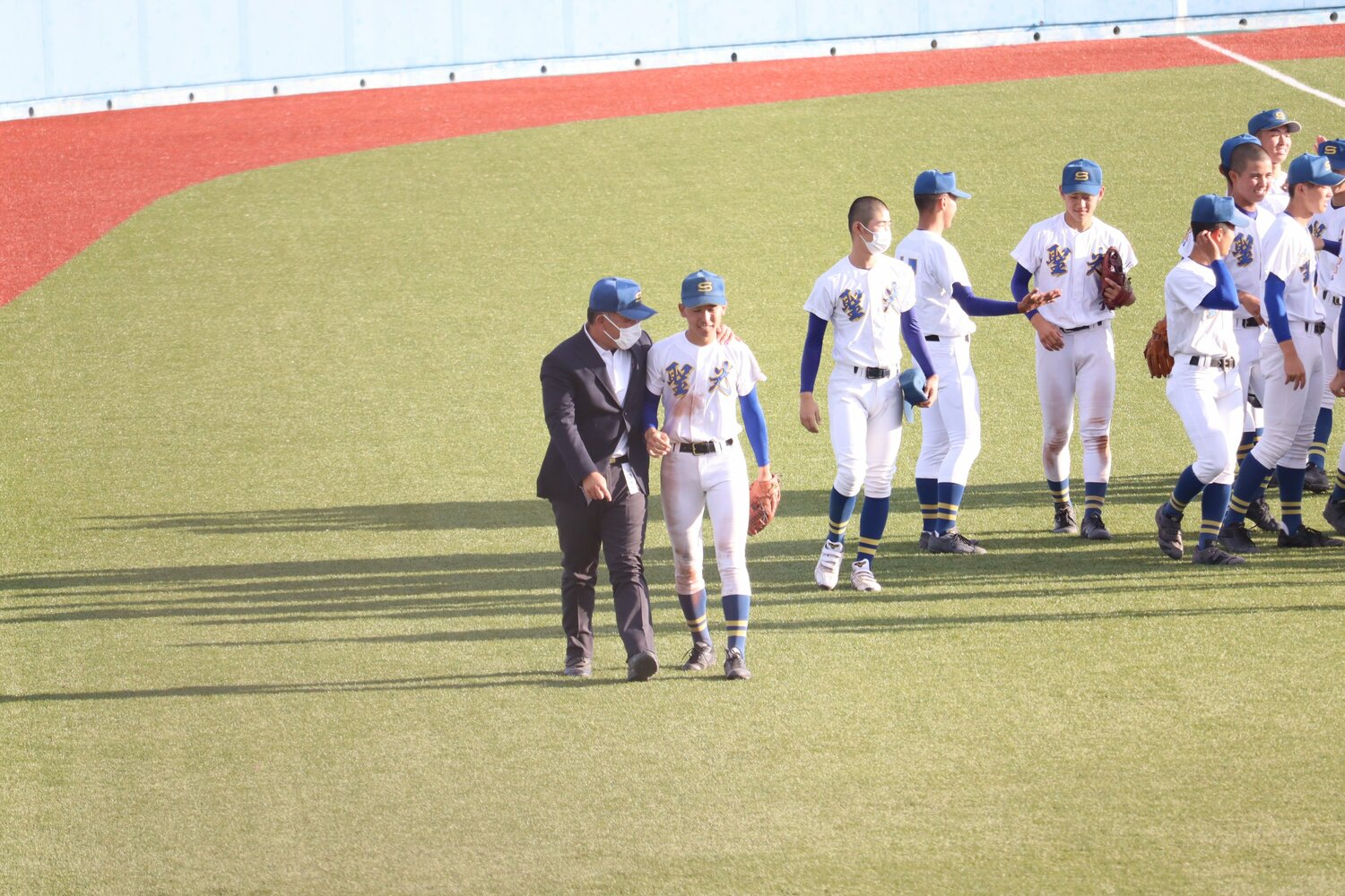 昨秋の東北大会準決勝の勝利でセンバツを当確させ赤堀主将をねぎらう横山部長