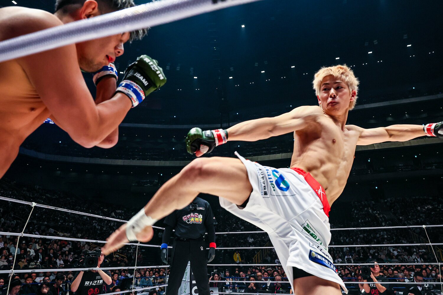 皇治相手に積極的に打撃を繰り出した三浦孝太 ©RIZIN FF Susumu Nagao