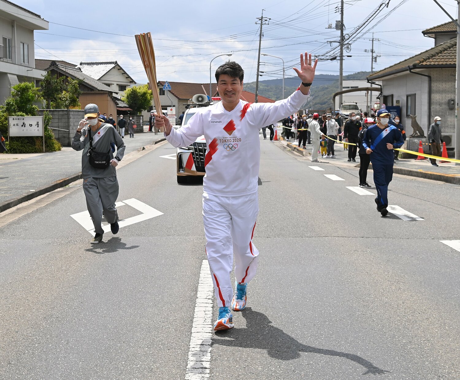 故郷・香川で聖火ランナーを務めた植田辰哉氏（2021年4月）©︎JIJI PRESS
