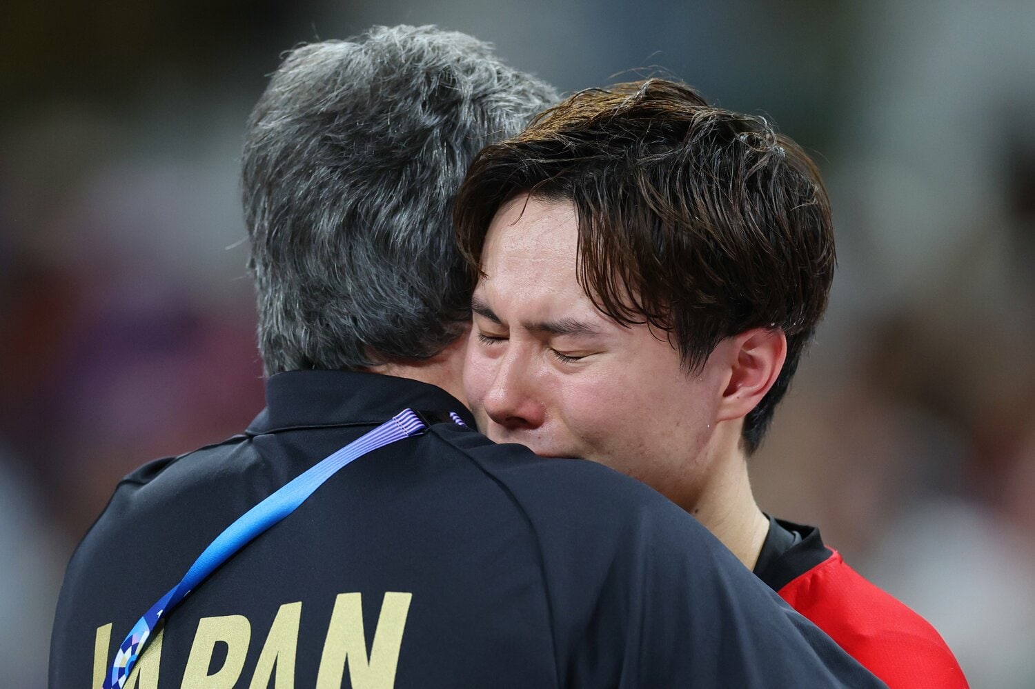 ブラン監督と抱き合い涙を流す高橋藍　©Getty Images