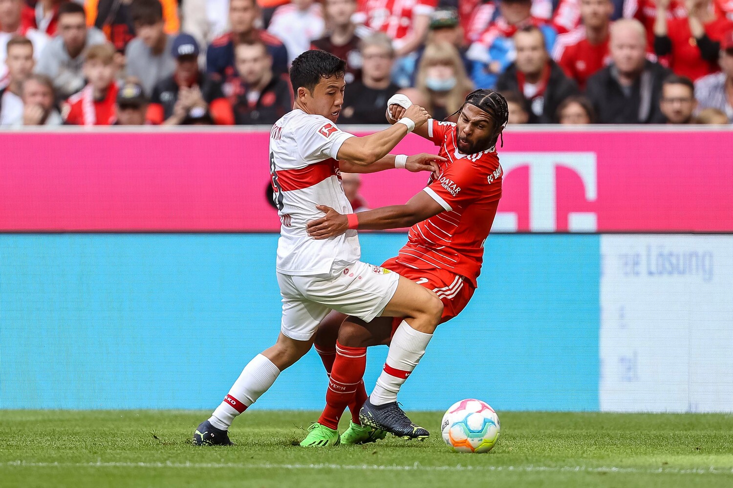 9月10日のバイエルン・ミュンヘン戦。ドイツ代表のセルジュ・ニャブリと競り合う遠藤航　©Getty Images