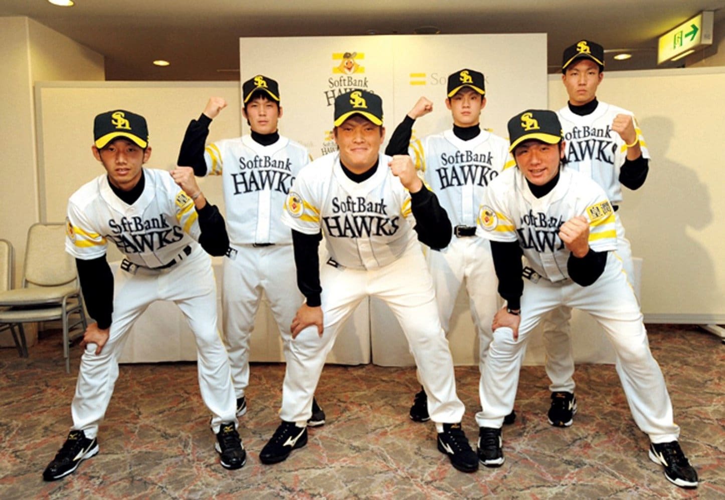 2010年12月のソフトバンク育成選手の入団会見。後列左から甲斐、牧原、千賀。前列の伊藤大智郎、中原大樹、安田圭佑はいずれもすでに引退している ©NIKKAN SPORTS